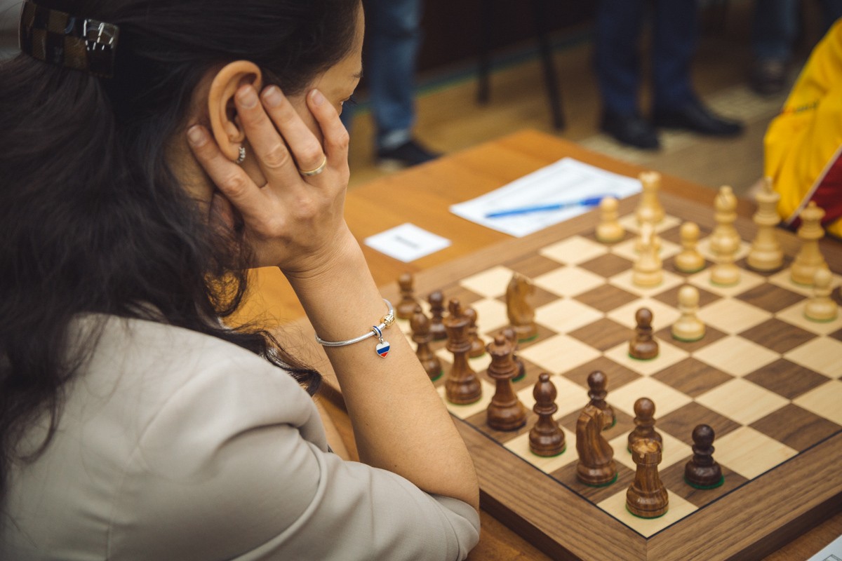 Шахматы играть с людьми со всего света. Женские шахматы. Девушка и шахматы.