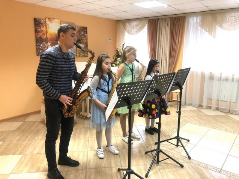 Музыкальные инструменты приобрел для школы искусств Молодёжного Александр Баранов