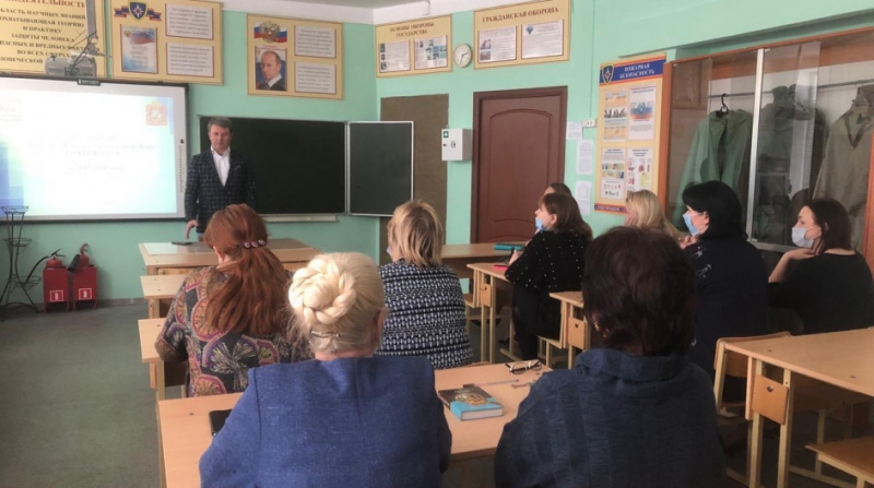 Олег Рожнов выступил перед педагогами Молодёжного с отчетом о проделанной работе