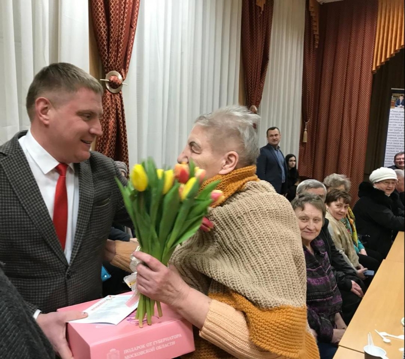 Сталине Сметаниной вручены цветы и подарок губернатора Подмосковья 
