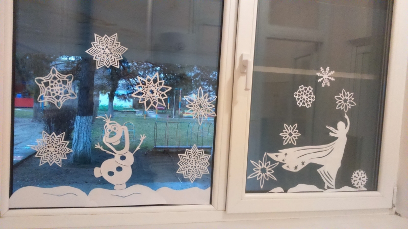 Новогоднее оформление появилось на окнах многоквартирных домов Молодёжного