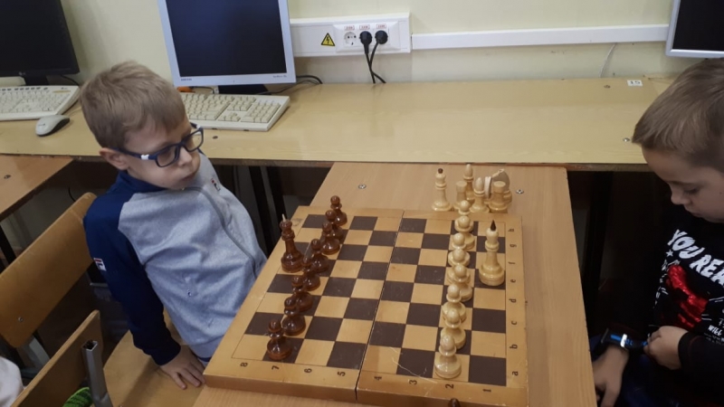 В Молодёжном продолжаются занятия с юными шахматистами