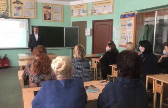 Олег Рожнов выступил перед педагогами Молодёжного с отчетом о проделанной работе