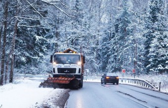 Более 16,2 тыс. рабочих убирают снег в Московской области