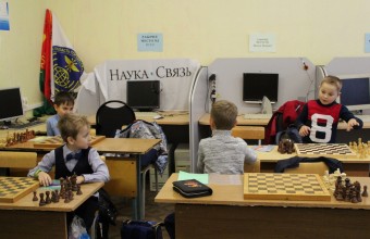   Шахматный кружок ведет депутат Сергей Соломахин