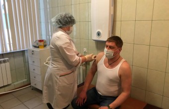 Глава Молодёжного Виктор Юткин дал старт вакцинации против коронавирусной инфекции в ЗАТО