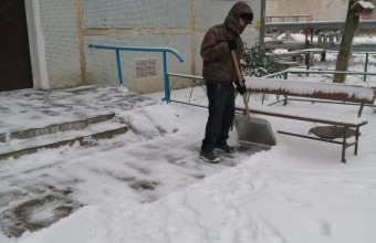Коммунальщики Молодёжного приступили к уборке снега в округе