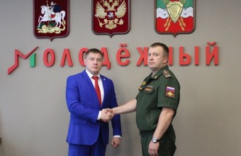 Виктор Юткин представил жителям нового командира части