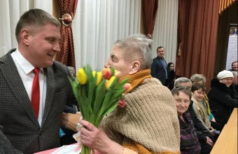 Сталине Сметаниной вручены цветы и подарок губернатора Подмосковья 