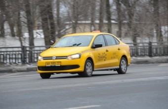 Водителей такси в Московской области начали штрафовать за перевозку пассажиров без QR-кода