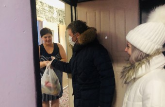 Олег Рожнов доставил продуктовые наборы пяти семьям городского округа Молодежный
